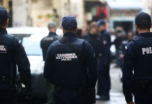 Έκλεψαν σακίδιο με τραπεζικές κάρτες και πιάστηκαν από την αστυνομία