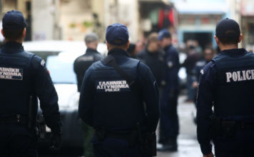 Χειροπέδες σε ανήλικους για διακίνηση ναρκωτικών
