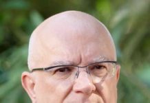 Ντοματοσαλάτα ή Caesar με σουβλάκι στην πλατεία του χωριού…