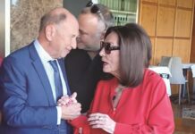 Σφιχτά τα χέρια με τη Νάνα Μούσχουρη ο πρόεδρος