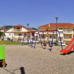 Αλλού ασχολούνται με τις παιδικές χαρές, εμείς;