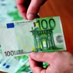 Με πλαστά χαρτονομίσματα σε τράπεζα