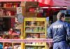 Ανήλικος γέμισε το σακίδιο με φιάλες κρασιού